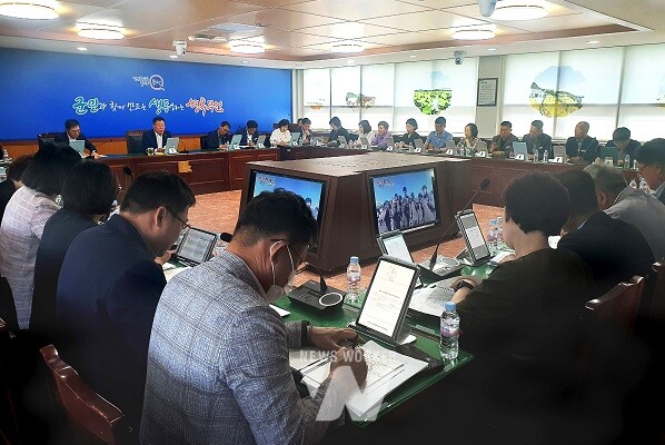 무안군(군수 김산)은 군청 상황실에서 전 부서장과 읍면장이 참석한 가운데 제10회 무안황토갯벌축제 추진상황 보고회를 개최했다