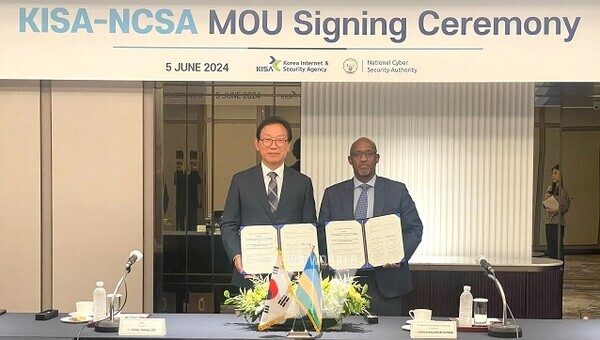 5일(수) 조선팰리스 서울 강남에서 개최된 사이버보안 업무협약 체결식에서 관계자들이 기념촬영을 하고 있다. (왼쪽부터 KISA 이상중 원장, 바쿠라무사 은쿠비토 만지 주한 르완다 대사)