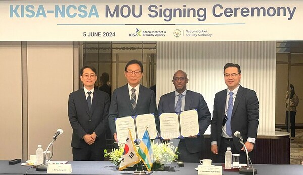 5일(수) 조선팰리스 서울 강남에서 개최된 사이버보안 업무협약 체결식에서 관계자들이 기념촬영을 하고 있다. (왼쪽부터 KISA 오진영 정보보호산업본부장, KISA 이상중 원장, 바쿠라무사 은쿠비토 만지 주한 르완다 대사, KISA 임채태 보안산업단장)