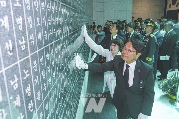 강기정 광주광역시장이 6일 오전 남구 광주공원 현충탑에서 열린 '제69회 현충일 추념식'에 참석해 행사를 마치고 위패봉안소를 찾아 위패를 닦고 있다./광주광역시 제공