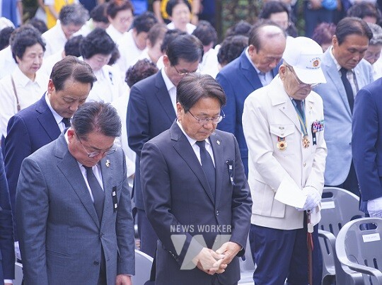 강기정 광주광역시장이 6일 오전 남구 광주공원 현충탑에서 열린 '제69회 현충일 추념식'에 참석해 추모 사이렌에 맞춰 순국선열과 호국영령에 대한 묵념을 하고 있다./광주광역시 제공