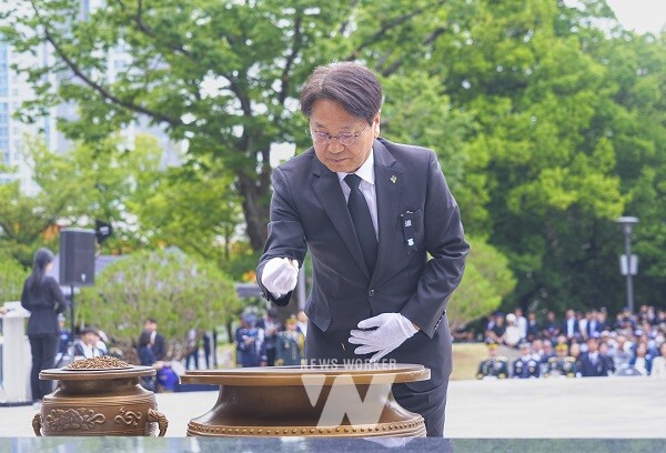 강기정 광주광역시장이 6일 오전 남구 광주공원 현충탑에서 열린 '제69회 현충일 추념식'에 참석해 헌화와 분향을 하고 있다./광주광역시 제공
