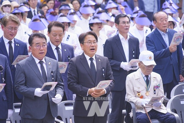 강기정 광주광역시장이 6일 오전 남구 광주공원 현충탑에서 열린 '제69회 현충일 추념식'에 참석해 현충의 노래 제창을 하고 있다./광주광역시 제공