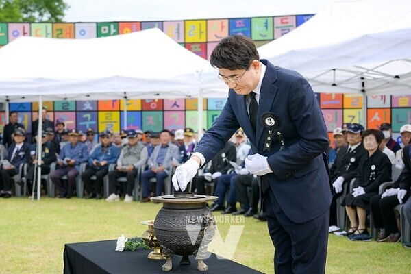 현충정원에서 참배를 하고 있다.