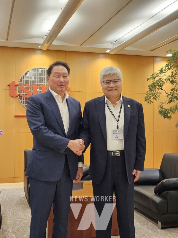 최태원 SK 그룹 회장(왼쪽)과 TSMC 웨이저자 회장이 6일 대만 타이베이 TSMC 본사에서 기념 촬영을 하고 있다. (출처:SK그룹)