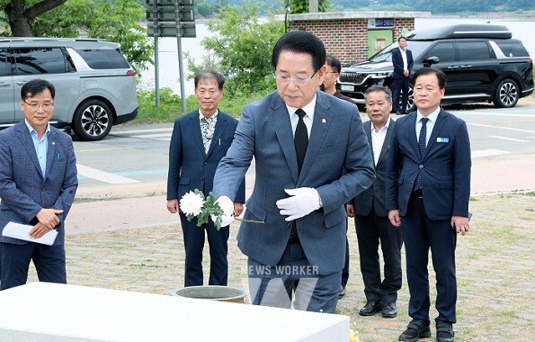 김영록 전라남도지사가 7일 오후 민주운동가 故박관현 열사 생가를 방문, 열사비에 헌화를 하고 있다
