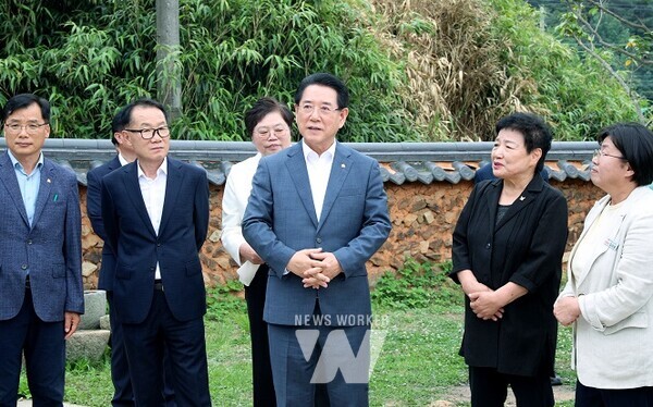 김영록 전라남도지사가 7일 오후 민주운동가 故박관현 열사 생가를 방문, 생가 정비 추진 현장을 둘러보고 있다
