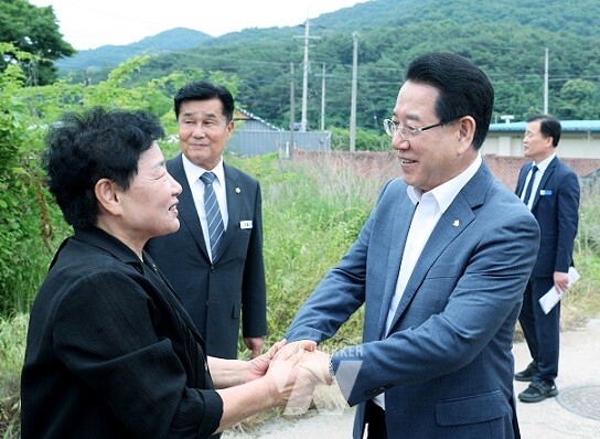 김영록 전라남도지사가 7일 오후 민주운동가 故박관현 열사 생가를 방문, 유족과 이야기를 나누고 있다