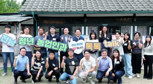 김영록 전라남도지사가 7일 나주에서 전남 미래농업을 이끌 청년농업인 16명을 대상으로 열린 ‘청년농업인과의 톡톡(talk) 간담회’ 참석자들과 기념촬영을 하고 있다