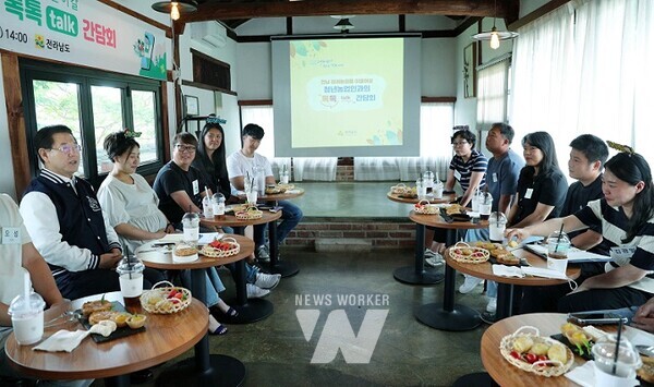 김영록 전라남도지사가 7일 나주에서 전남 미래농업을 이끌 청년농업인 16명을 대상으로 열린 ‘청년농업인과의 톡톡(talk) 간담회’ 참석자들과 소통하고 있다