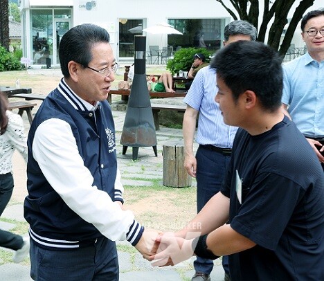 김영록 전라남도지사가 7일 나주에서 전남 미래농업을 이끌 청년농업인 16명을 대상으로 열린 ‘청년농업인과의 톡톡(talk) 간담회’ 참석자들을 격려하고 있다.