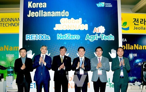 김영록 전남도지사가 지난 1월 10일 라스베이거스 ‘소비자 전자제품 전시회(CES)’에서 관계자들과 전남관 개관을 선언하는 모습