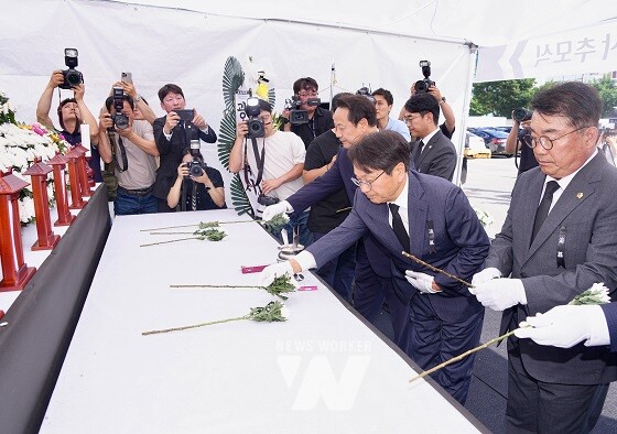 강기정 광주광역시장이 9일 동구청에서 열린 학동4구역 재개발 붕괴참사 3주기 추모식에 참석해 헌화하고 있다. / 광주광역시 제공