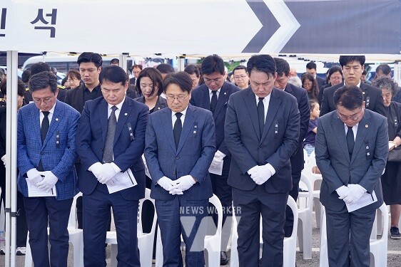 강기정 광주광역시장이 9일 동구청에서 열린 학동4구역 재개발 붕괴참사 3주기 추모식에 참석해 묵념하고 있다. / 광주광역시 제공