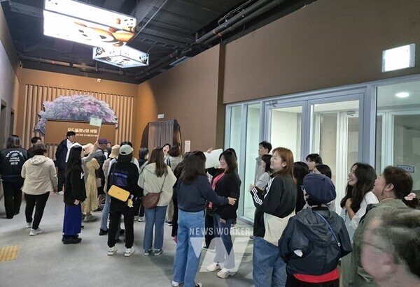 국가정원 방문객들이 시크릿 어드벤처을 관람하고 있다.