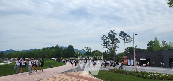 ‘우주인도 놀러오는 순천’을 주제로‘보는 정원’에서 ‘즐기는 정원’으로 변화를 꾀한 순천만국가정원이 다수 학교‧기관의 체험학습 방문지로 큰 인기를 끌고 있다.