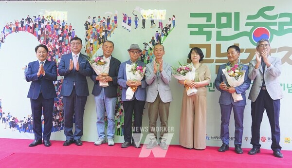 강기정 광주광역시장이 10일 오전 동구 금남로공원 광장에서 열린 ‘6·10민주항쟁 37주년 기념식’에 참석해 자랑스러운 6월항쟁상 시상자들과 기념촬영을 하고 있다./광주광역시 제공