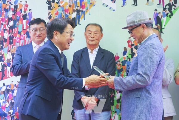 강기정 광주광역시장이 10일 오전 동구 금남로공원 광장에서 열린 ‘6·10민주항쟁 37주년 기념식’에 참석해 자랑스러운 6월항쟁상을 시상하고 있다./광주광역시 제공