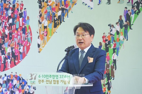 강기정 광주광역시장이 10일 오전 동구 금남로공원 광장에서 열린 ‘6·10민주항쟁 37주년 기념식’에 참석해 축사를 하고 있다./광주광역시 제공