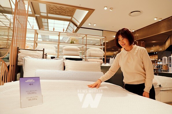 광주신세계 본관 8층에는 냉감소재 이불을 선보이고 있다. 올해 이른 더위가 예상되면서 냉감소재 이불을 찾는 고객이 많을 것으로 기대된다.