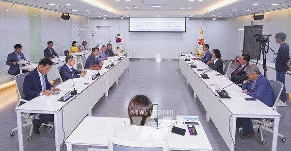 강기정 광주광역시장이 10일 오후 시청 소회의실에서 열린 '5‧18민주화운동 관련자 보상심의위원회'에 참석해 회의를 주재하고 있다./광주광역시 제공