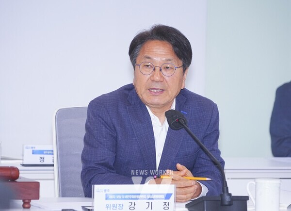 강기정 광주광역시장이 10일 오후 시청 소회의실에서 열린 '5‧18민주화운동 관련자 보상심의위원회'에 참석해 회의를 주재하고 있다./광주광역시 제공