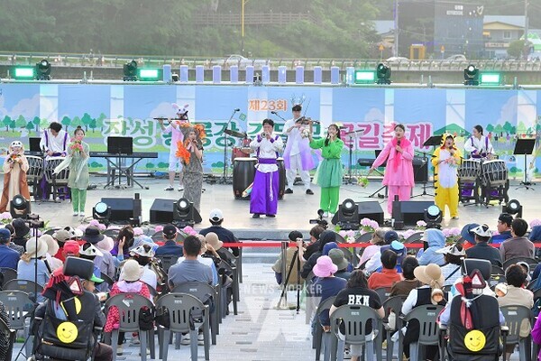 지난 5월 길동무 꽃길축제에서 창극 공연 중인 (사)청강창극단