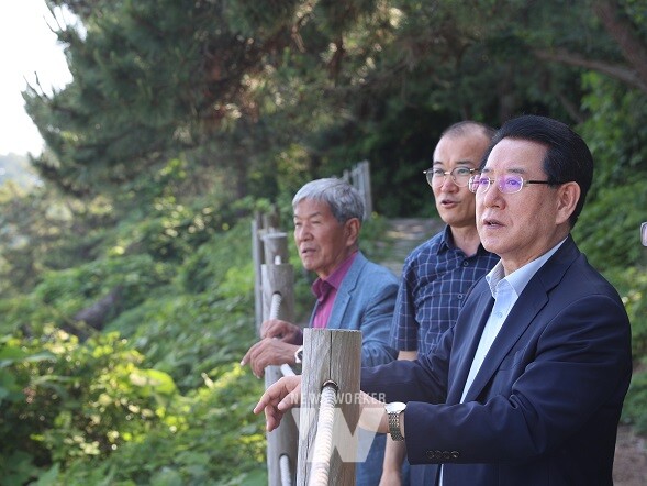 (가고 싶은 섬 낭도 현장 방문)김영록 전라남도지사가 10일 오후 ‘가고 싶은 섬’ 낭도를 방문해 개발 현황을 둘러보고 있다.