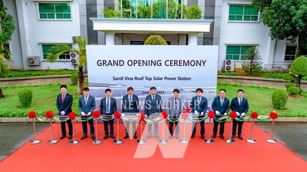 10일(현지시각) 베트남 동나이성 삼일비나 공장에서 열린 지붕 태양광 준공식에서 김정훈 SK에코플랜트 솔루션 BU 대표(왼쪽 네번째)과 이상훈 삼일비나 법인장(왼쪽 세번째)을 비롯한 관계자들이 기념촬영을 하고 있다.