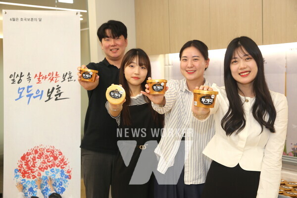 캠페인 참여를 기념하여 투게더와 함께 기념사진을 촬영하고 있는 빙그레 직원들