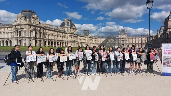 루브르 박물관 앞 기념촬영