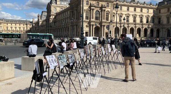 루브르 박물관 학생 작품을 감상하는 시민