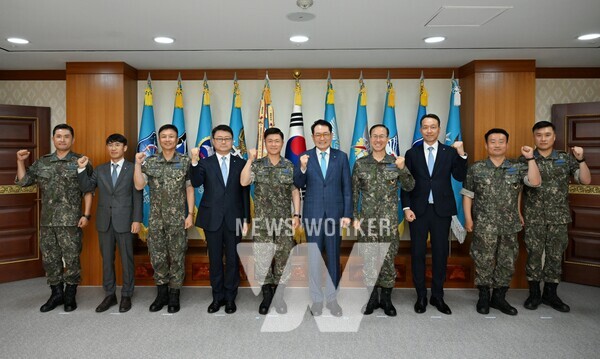 (왼쪽 네 번째부터) 우리은행 조세형 그룹장, 이영수 공군참모총장, 장광익 우리금융지주 부사장, 손석락 참모차장이 기념촬영을 하고 있다.