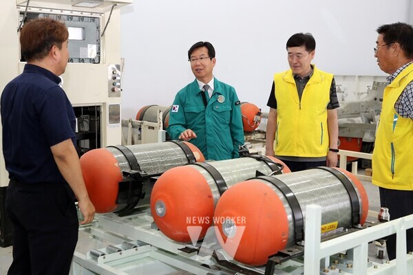 박병규 광산구청장이 ‘2024년 집중안전점검’의 하나로 11일 한국자동차연구원 수소충전소 현장 안전 점검에 나섰다.