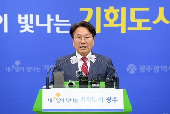 강기정 광주광역시장이 11일 오전 시청 브리핑실에서 무안 민‧군 통합공항 관련 브리핑을 하고 있다. /광주광역시 제공