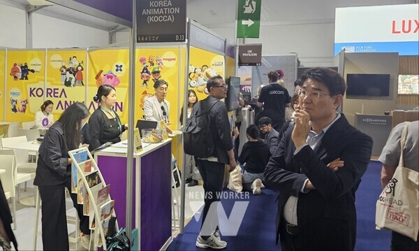 협약서 서명 후 관계자들과 기념사진을 촬영하고 있다(좌측부터 오노대표 아이나라 이파스, 순천시장 노관규, 케나즈 대표 이우재)노관규 순천시장이 애니메이션 필름마켓(MIFA) 부스를 둘러보고 있다1노관규 순천시장이 애니메이션 필름마켓(MIFA) 부스를 둘러보고 있다2