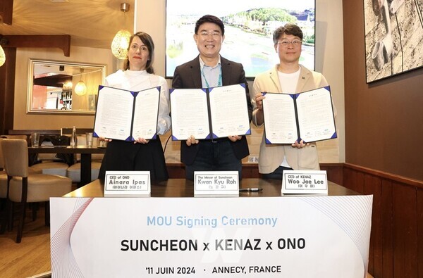 협약서 서명 후 관계자들과 기념사진을 촬영하고 있다(좌측부터 오노대표 아이나라 이파스, 순천시장 노관규, 케나즈 대표 이우재)