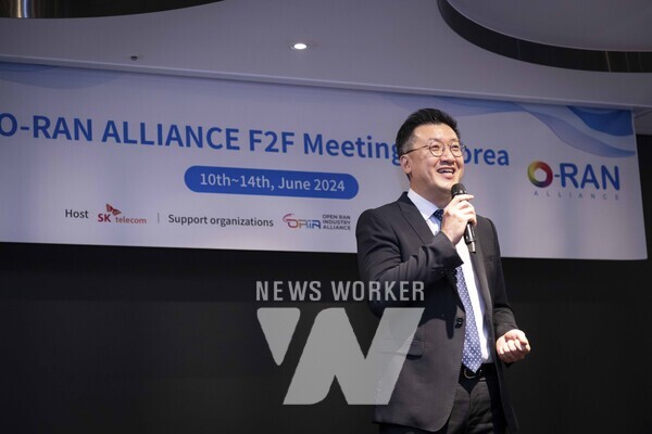 10일 명동에서 열린 O-RAN 얼라이언스 표준회의 개최 환영 만찬에서 류탁기 SKT Infra기술담당이 환영사를 하고 있다.