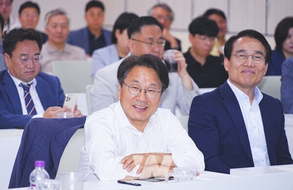 강기정 광주광역시장이 12일 오전 시청 중회의실에서 열린 제5회 정책포럼에 참석해 서왕진 국회의원의 강의를 듣고 있다./광주광역시 제공