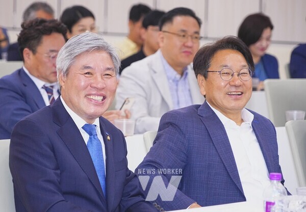 강기정 광주광역시장이 12일 오전 시청 중회의실에서 열린 제5회 정책포럼에 참석해 강연자로 나선 서왕진 국회의원과 활짝 웃고 있다./광주광역시 제공