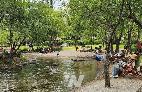 개울길 광장에서 휴식을 즐기고 있는 사람들