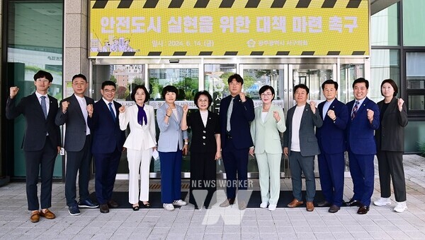 서구의원 일동이 촉구 건의안 기념촬영을 하고 있다. (사진=광주 서구의회 제공)