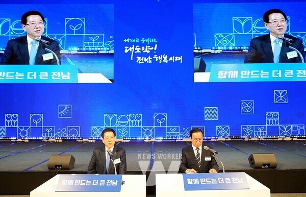 김영록 전라남도지사가 14일 서울 용산드래곤시티호텔에서 열린 ‘서울 출향도민 정잭비전 투어’ 토론을 주재하고 출향 회원들의 고향 발전에 대한 의견과 제안에 대한 질문에 답변을 하고 있다.