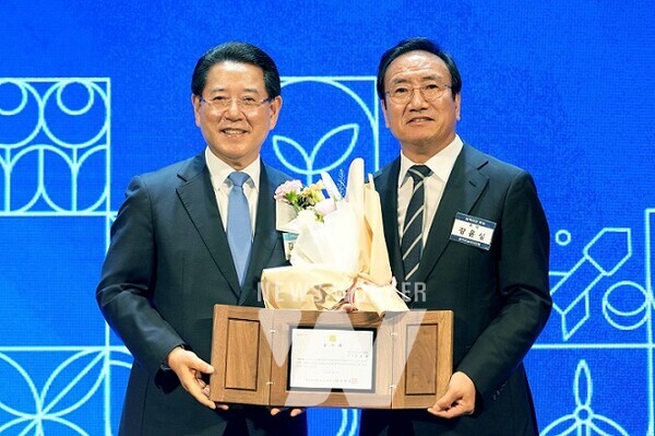 김영록 전라남도지사가 14일 서울 용산드래곤시티호텔에서 열린 서울 출향도민 정잭비전 투어에서 강윤성 시도민회장에게 감사패를 증정하고 기념촬영을 하고 있다.