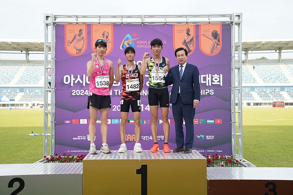 박홍률 목포시장이 육상종목 우승팀에게 메달을 수여하고 있다. 