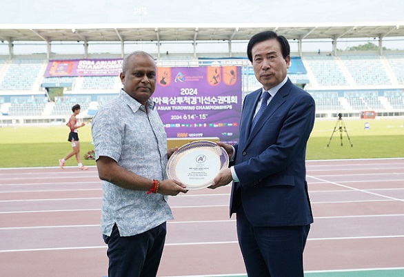 슈구마란 아시아육상연맹 사무총장이 목포시에게 공로패를 전달하고 있다.     