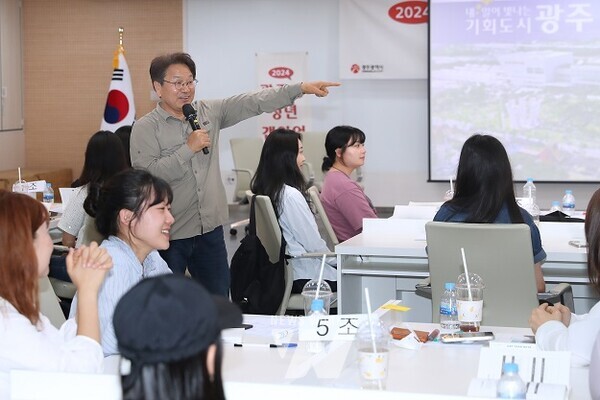 강기정 광주광역시장이 15일 오후 시청 3층 중회의실에서 열린 ‘2024 광주형 청년 갭이어 워크숍’에 참석해 청년들과 대화를 나누고 있다. /광주광역시 제공