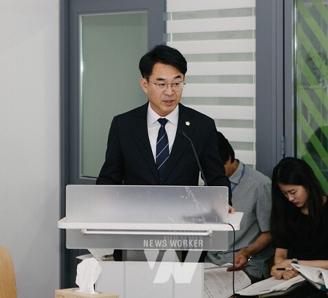 김재식 동구의원이 지난 11일 동구의회 제309회 정례회에서 「광주광역시 동구 영양관리 조례안」 과 「광주광역시 동구 아동ㆍ청소년 흡연예방 환경 조성 및 금연 지원 조례안」을 발의했다.