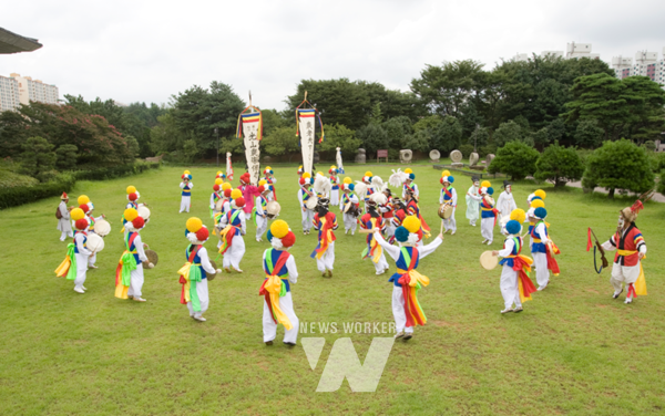 광주시 서구(구청장 김이강)는 평소 지역민들이 접하기 어려웠던 무형유산 보유자를 직접 만나 전통 공연 예술을 경험할 수 있는 토크콘서트 ‘무형유산을 만나다’를 개최한다
