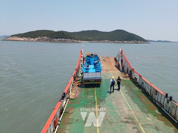 지난 13일, 신안군 비금면 해역에서 활어차, 철부선을 이용, 감성돔 10만 마리를 방류하고 있다.